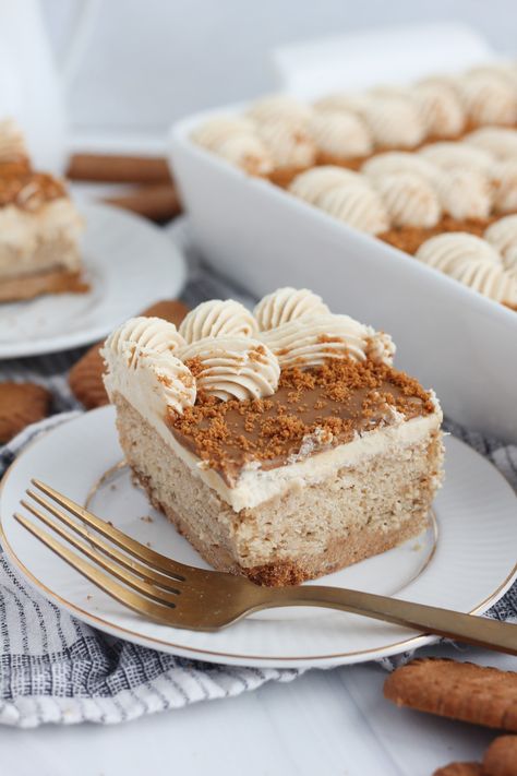 Cookie Butter Sheet Cake, Biscoff Sheet Cake, Christmas Sheet Cake Recipes, Biscoff Dessert Recipes, Biscoff Cake Recipe, Biscoff Crust, Biscoff Buttercream, Baking With Blondie, Biscoff Cake