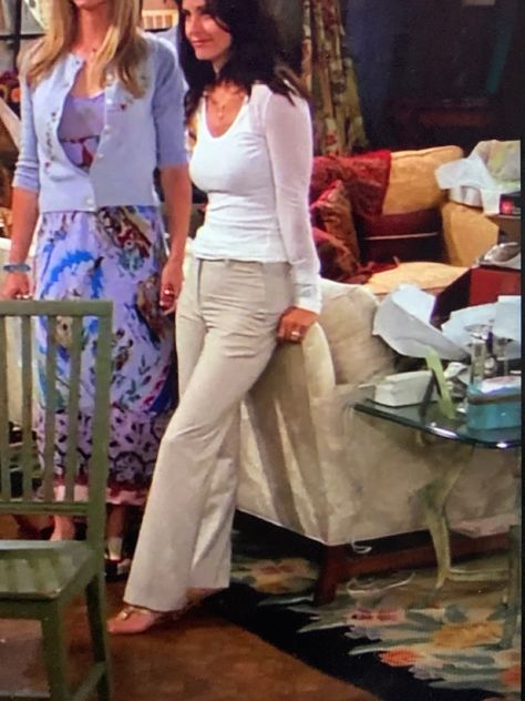 Kelly Kapoor Outfits, Friends Outfits Monica Geller, Rachel Green And Monica Geller Outfits, Monica Geller 90s Outfits, Monica Geller Outfits 90s Fashion, 90s Fashion Friends, Monica Friends Outfits, Phoebe Outfits, Outfits From Friends