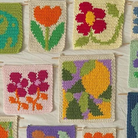 Granny Square Tapestry, Crochet Trinkets, Pixel Art Crochet, Crochet Tapestries, Scrap Yarn Crochet, Sewing Easy Diy, Crochet Wall Hangings, Pixel Crochet, Tapestry Crochet Patterns