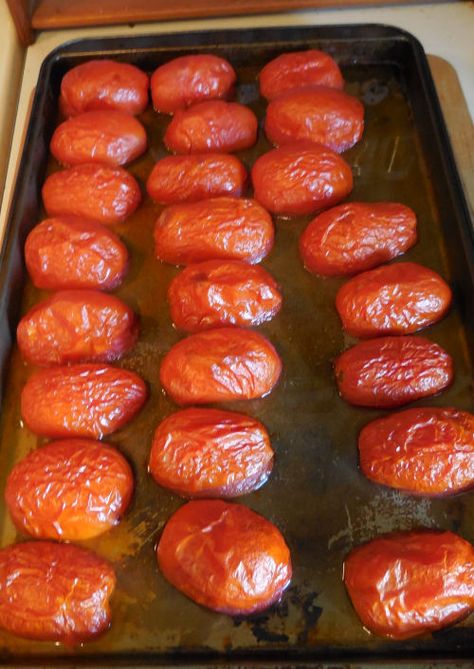 Roasted Roma Tomatoes Oven, Roast Tomatoes In Oven For Sauce, Roma Tomatoes Recipes Sauces, How To Roast Tomatoes, Roma Tomato Recipes, Garden Tomato Recipes, Roasted Roma Tomatoes, Roasting Tomatoes, Roasted Tomato Recipes