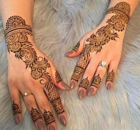 Tattoo Designs Hand, Mahendi Designs, Henna Inspiration, Henna Inspired Tattoos, Finger Henna Designs, Tato Henna, Henna Tattoo Kit, Henna Ideas, Henna Tattoo Hand