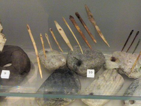 Bone needles and bodkins. A’Cheardach Mohr, Burrian, Foshigarrt, Freswick, Jarlshof, Keiss & Newstead. 200BC-AD1000 Medieval Weaving, Bone Needle, Medieval Tools, Leatherworking Tools, Bone Crafts, Needle Kit, Antique Pins, Bone Horn, Needle Book