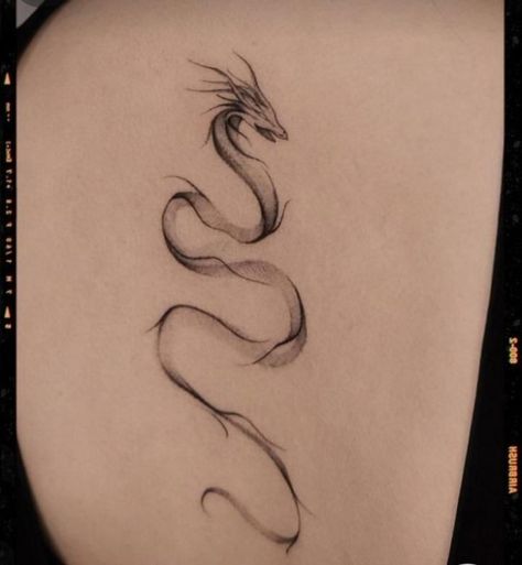 Cool Tattoo Concepts, Flame Spine Tattoo, Tattoos In The Back, Two Dragon Tattoo, Dragon Tattoo Easy, Small Dragon Tattoo Designs, Tattoo Ideas Large, Two Dragons Tattoo, Minimal Dragon Tattoo