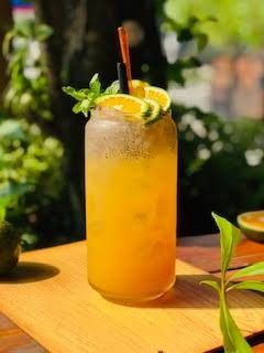 Trà Cam Sả - Jasmine tea, peach, chia seed, lemon grass and orange juice 🍹 Jasmine Tea, Chia Seeds, Orange Juice, Tea Recipes, Lemon Grass, Melon, Chia, Juice, Lemon