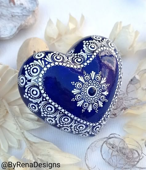 Dot Painted Hearts, Heart Dot Mandala, Painted Rocks For The Garden, Shell Mandala, Dot Painting Rocks, Heart Gift Ideas, Mandela Stones, Mandala Ornaments, Mandala Rock Painting