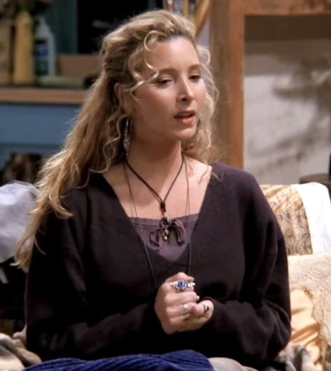 Phoebe Buffay Style, Lisa Kudrow Friends, Phoebe Buffay Outfits, Female Book Characters, Social Media Marketer, Lisa Kudrow, Professional Social Media, Elizabeth Bennet, Phoebe Buffay