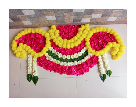 Flower Rangoli For Dussehra, Semi Circle Flower Rangoli, Half Circle Flower Rangoli, Fresh Flower Rangoli Designs, Rangoli With Flowers Petals Easy, Rangoli From Flower Petals, Welcome Flower Rangoli, Flower Rangoli Designs Diwali, Rangoli With Flowers Petals