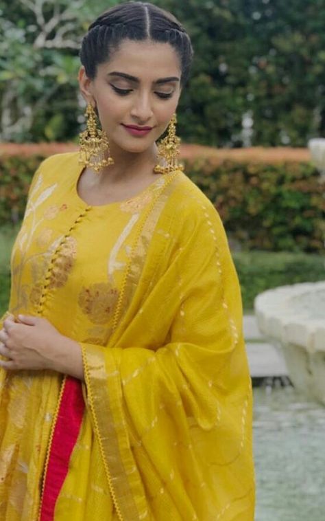 @manidrehar❤ Punjabi Hairstyles Braids, Hairstyle With Suit, Punjabi Hairstyles, Saree Hairstyles, Bridal Hair Buns, Haldi Ceremony, Bollywood Wedding, Simple Pakistani Dresses, Sonam Kapoor