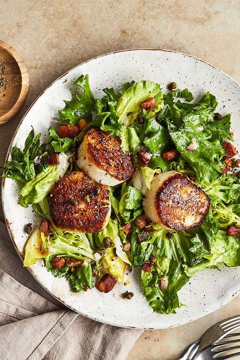 This quick and easy 20-minute scallop salad recipe incorporates shallots, white wine vinegar, escarole, lettuce, pancetta, capers and sea scallops to create the ultimate healthy salad recipe. Whether you’re eating this seafood recipe as a quick and easy weeknight dinner, appetizer, light lunch or side dish, it’s a great choice for a scallop recipe. #scalloprecipes #seafoodrecipes #saladrecipes #seafoodsalad #scallopsalad #weeknightdinners #healthyrecipes Scallop Salad Recipes, Noom Meals, Copycat Dinner, Scallops Recipes, Scallop Salad, Entree Salads, Lenten Meals, Scallops Salad, Spring Salads