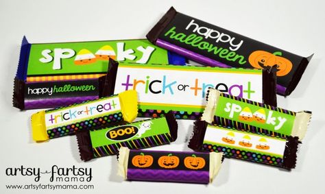 Free Printable Halloween Candy Bar Wrappers at artsyfartsymama #Halloween #freeprintable #printable Halloween Candy Bar Wrappers Free Printable, Halloween Candy Bar Wrappers, Crunch Candy Bar, Spooky Printables, Halloween Bottle Labels, Halloween Candy Bar, Imprimibles Halloween, Free Printable Halloween, Halloween Treats For Kids