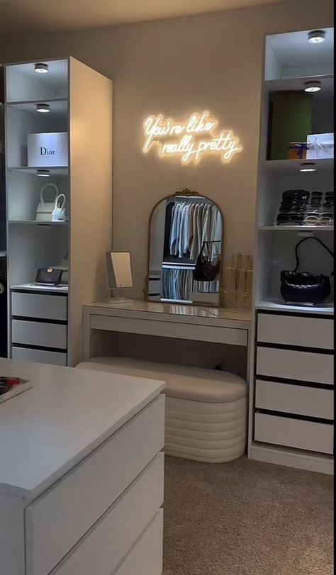 Led Mirror Bedroom Ideas, Office And Makeup Room Combo Ideas, Make Up Room Aesthetic, Dressing Makeup Room, Makeup Vanity Color Ideas, Clean Makeup Vanity, Beauty Vanity Ideas, Makeup And Office Room Ideas, Vanity Room Inspiration