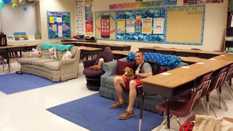 Classroom with couches Classroom With Couch, Classroom Couch, Couch Placement, Decoration Class, Middle School Literature, Flexible Seating Classroom, Grand House, Classroom Arrangement, Teaching Classroom Management