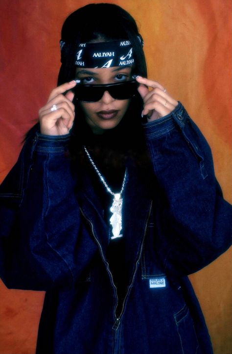 Aaliyah photographed by Anthony Cutajar for Word Up! magazine, circa 1994. Aaliyah Aesthetic 90s, Aaliyah 1994, Word Up Magazine, Aaliyah Aesthetic, Aaliyah Outfits, Black 90s Fashion, 90 Streetwear, Aaliyah Style, Aaliyah Haughton