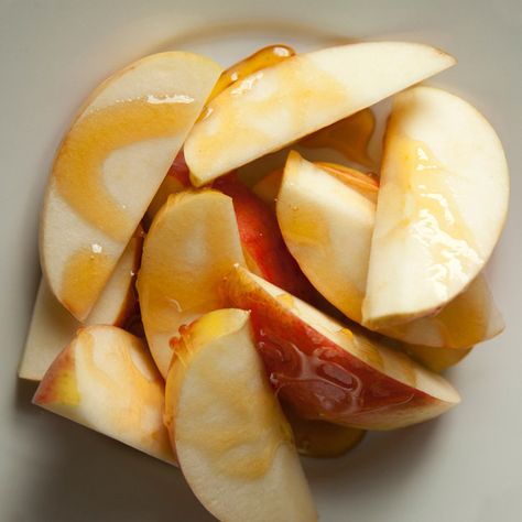 Apple and Honey | 22 Healthy And Filling Snacks Under 200 Calories 200 Calorie Snacks, Super Low Calorie, 200 Calorie Meals, Eating Challenge, 100 Calorie Snacks, Filling Snacks, Clean Eating Challenge, Low Calorie Snacks, Health Recipes