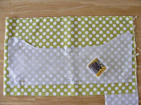 E TELLS TALES: tutorial: contoured changing pad cover Sew Baby, Baby Room Diy, Nap Mat, Baby Sewing Projects, Slot Machines, Changing Pad Cover, Diy Pillows, Extra Fabric, Changing Pad