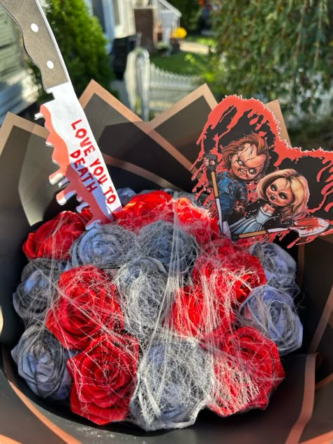 Boquetes Gift Ideas, Ramos For Boyfriend, Diy Halloween Bouquet, Spooky Eternal Rose Bouquet, Halloween Flowers Arrangements, Horror Flower Bouquet, Chucky Bouquet, Ramos For Him, Forever Flower Bouquet