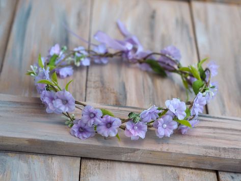 "Woodland inspired flower girl halo purple made of wired bark-covered vine, adorned with lavender flowers and wild berries which makes it look realistic. This Simple Purple Flower Crown is suitable for brides, flower girls, bridesmaids, toddlers, or just for fun. The  flower girl lilac wreath ties up with matching satin ribbon (you may specify another color if you wish) adjusted to fit any head size. The lavender floral crown is the perfect hair accessory in lilac purple, both for kids or adults Green Purple Hair, Purple Wedding Flowers Bouquet, Purple Flower Crown, Flower Girl Halo, Girls Halo, Flower Tiara, Flower Girl Crown, Girls Crown, Head Wreath