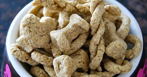 This quick and easy dog biscuit recipe is preservative-free, healthy and delicious! Check out the easy dog treat recipe! Easy Dog Biscuit Recipe, Dog Biscuit Recipe, Foods Dogs Can Eat, Homemade Dog Cookies, Easy Dog Treat Recipes, Dog Biscuit, Dog Biscuit Recipes, Easy Dog Treats, Healthy Dog Treat Recipes