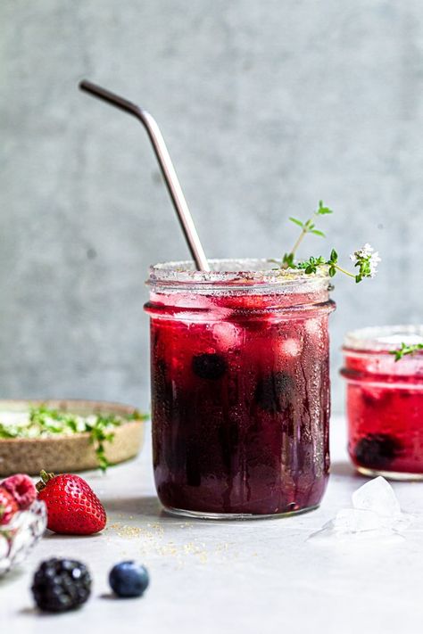 Sparkling Water Drinks, Berry Drinks, Berry Tea, Lemon Thyme, Berry Juice, Pretty Drinks, Mocktail Recipe, Indulgent Desserts, Sparkling Water