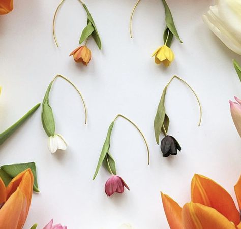 Tulip Polymer Clay Earrings, Fimo Flower Earrings, Polymer Clay Spring Ideas, Polimery Clay Ideas Cute, Polymer Clay Necklaces, Clay Tulip, Spring Polymer Clay, Cercei Din Lut Polimeric, Polymer Clay Flower Earrings