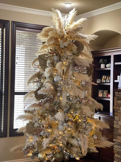 Feathered Christmas Tree, Christmas Tree Ideas Feathers, Feather Xmas Tree, Christmas Tree With Feathers, Feather Tree Topper, Pampas Grass Christmas Tree, Pampas Grass Christmas, Christmas Tree Feathers, Gold Feather Tree Topper