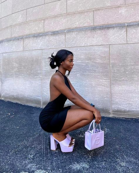 Summer Vegas Outfit, Vegas Outfit, Glam Photoshoot, Platform Mules, Sitting Poses, Effortlessly Chic Outfits, Stylish Photo Pose, Insta Post, Standing Poses