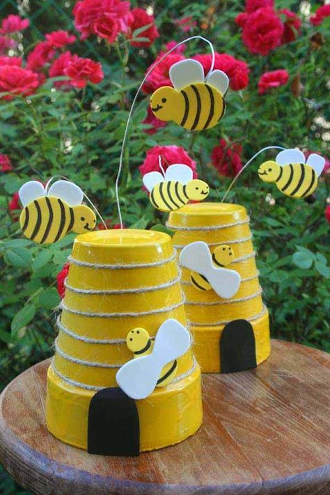 EASY Spring BEE Project!! Here are the supplies & a step to guide you need all in one spot: Shopping List: #1 - Set of 6 clay pots ships FREE with prime --->OR set of 3 clay pots  #2 - Crayola Yellow paint - this is an add-on item #3 - 144 Craft bees currently ships FREE w prime --> Or see #6 and make your own… Fun Garden Projects, Clay Pot Projects, Clay Pot People, نباتات منزلية, Terra Cotta Pot Crafts, Flower Pot Crafts, Clay Pot Crafts, Bee Crafts, Bee Decor