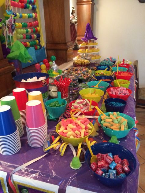 Food Ideas At Home, Movie Night Food Ideas, Diy Movie Night, Sleepover Snacks, Movie Night Food, Glow Birthday Party, Candy Land Birthday Party, Sleepover Birthday Parties, Neon Birthday