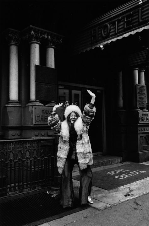 Janis Joplin in March 1969 in front of the Hotel Chelsea in New York City.  Copyright the David Gahr estate Janis Joplin Style, Hotel Chelsea Nyc, Hotel Chelsea, Acid Rock, Rock & Roll, Very Important Person, Chelsea Hotel, Oh My Goddess, Rock Lee