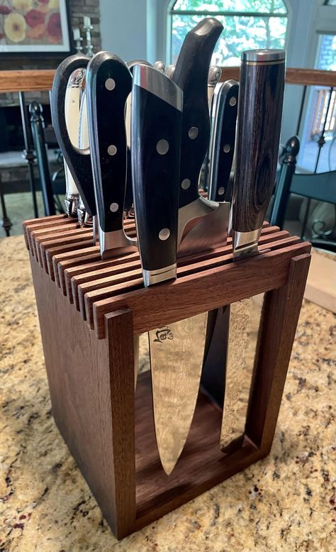 Minimalist knife block Knife Block Diy, Kitchen Knife Storage, Outdoor Woodworking Plans, Knife Rack, Wooden Knife, Knife Storage, Woodworking Inspiration, Easy Wood Projects, Scrap Wood Projects