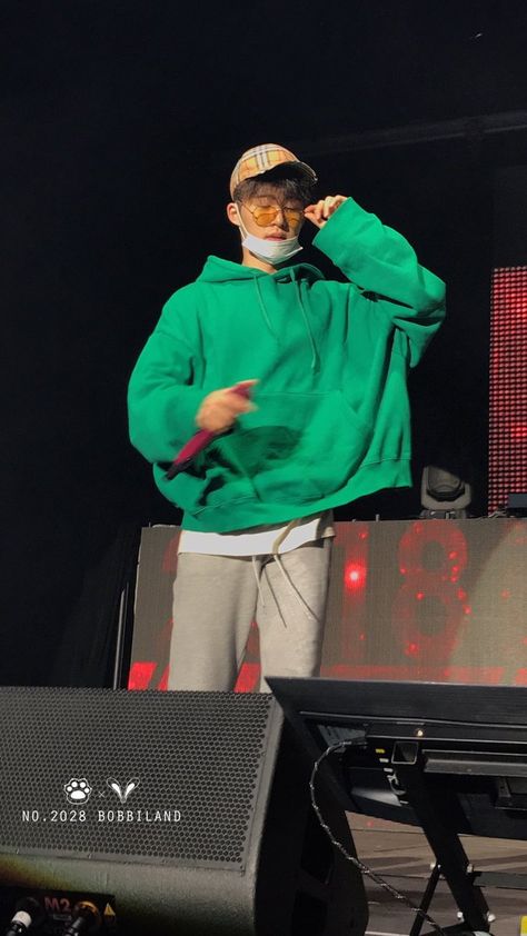 Kim Hanbin Ikon, Family Website, Chanwoo Ikon, Ikon Wallpaper, B.i Ikon, Double B, Kim Hanbin, Green Hoodie, Grey Sweatpants