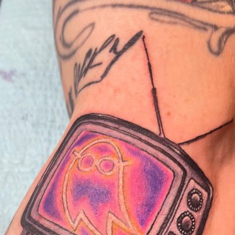 Burning Sparrow Tattoo on Instagram: "“I saw the tv glow” movie ghost with tv tattooed by bob @burningsparrowtattoo #burningsparrowtattoo #tattoo #colortattoo #isawthetvglow #isawthetvglowtattoo #oakpark #oakparkil #oakparktattooshop" Retro Tv Tattoo, Tv Inspired Tattoos, I Saw The Tv Glow Tattoo, Maddy I Saw The Tv Glow, I Saw The Tv Glow Poster, Media Tattoo, Saw Tattoo, Tv Glow, Tv Tattoo