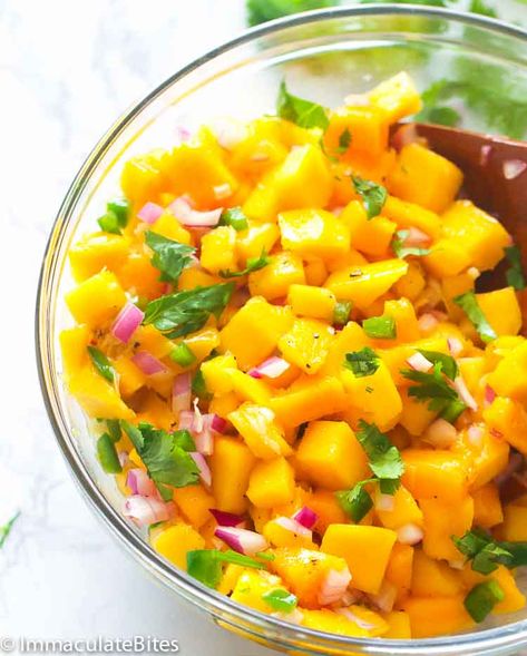 Mango Salsa Peach Habanero Salsa, Simple Picnic, Peach Salsa Recipes, Picnic Food Ideas, Habanero Salsa, Mango Salsa Recipes, Peach Salsa, Easy Salsa, Fruit Salsa