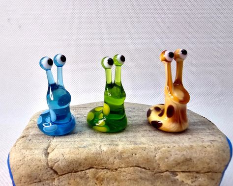 Beautiful model of a handmade Miniature Crazy Slug made of blown glass using the lampwork technique (also called glass blowing). Please pay attention at colors of the figurine- we used no paints or decal, only color glass. All shop: https://www.etsy.com/shop/OVGlassArtStudio Follow us: https://www.facebook.com/Aenpu/ https://www.instagram.com/ovglassart/ Dnd Treasure, Slug Art, Glass Art Techniques, Glass Creations, Glass Making, Glass Sculptures, Glass Beads Jewelry, Balloon Dog, Miniature Animals