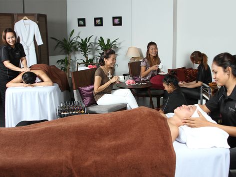 Massage Bachelorette Party, Massage Party Ideas, Spa Event Ideas Beauty Bar, Spa Experience At Home, Couple Massage Spa At Home, Massage Party, Uni Room Ideas, Uni Room Ideas Uk, Spa Event