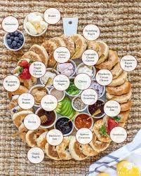 Bagel Board Breakfast, Breakfast Charcuterie Board Bagels, Bagel Set Up Ideas, Bagel Charcuterie Board Ideas Simple, Continental Breakfast Charcuterie Board, Charcuterie Board Bagels, Mini Bagel Charcuterie Board, Bagel Tray Ideas, Bagel Board Display