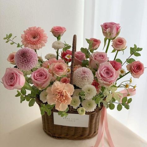 Flowers Arrangements Ideas, Luxury Flower Arrangement, Basket Flower Arrangements, Flower Bouquet Diy, Creative Flower Arrangements, Boquette Flowers, Flower Gift Ideas, Floral Baskets, Flowers Arrangements