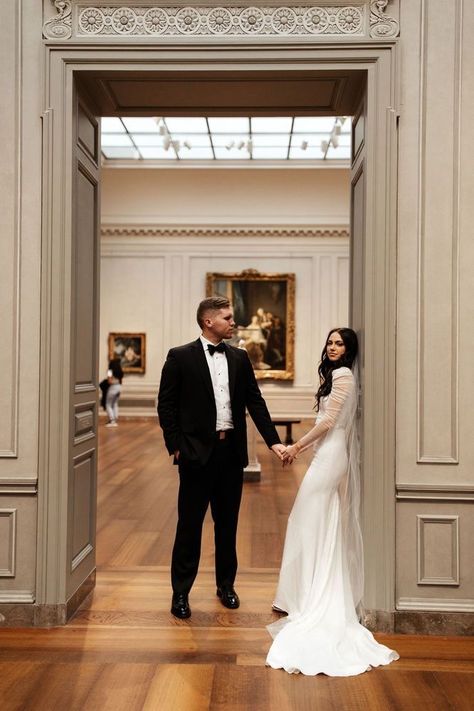 Art Gallery Photoshoot Couple, Art Gallery Wedding Photos, Indoor Wedding Photoshoot, Museum Couple, Indoor Wedding Photos, Moody Lighting, Art Museum Wedding, Museum Photography, Art Gallery Wedding