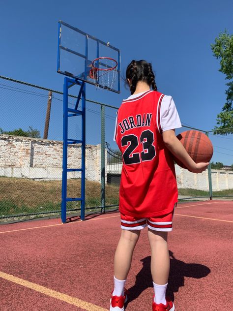 Basketball Outfit Girl, Sport Outfits Aesthetic, Basketball Girls Outfits, Masc Girl, Basketball Outfit, Basketball Girl, Basketball Coach Gifts, Basketball Moves, Ball Aesthetic