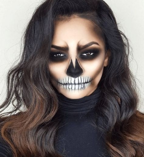 Are you looking for cool Halloween makeup looks that will impress your friends and family? If so, you have to see these makeup ideas! #halloweendecoration #halloweencostume #halloweendecor Makijaż Sugar Skull, Makeup Clown, Creative Halloween Makeup, Halloween Makeup Clown, Halloweenský Makeup, Halloween Make-up Looks, Holloween Makeup, Cute Halloween Makeup, Skeleton Makeup