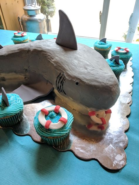 Shark cake with shark fin and life ring cupcakes Ring Cupcakes, Shark Birthday Cake, Shark Eating, Cottage Bedroom Decor, Shark Birthday Cakes, Shark Cake, Kid Parties, Life Ring, Shark Fin