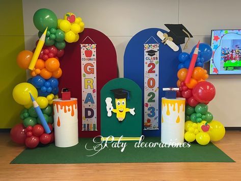 Back To School Entrance Decoration, Preschool Graduation Backdrop Ideas, Preschool Graduation Ideas Theme, Graduacion Infantil Decoracion Ideas, Prek Graduation Theme Ideas, Kids Graduation Party Ideas, Preschool Graduation Backdrop, Preschool Graduation Ideas, Preschool Graduation Decorations