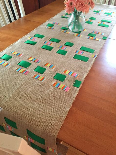 Burlap Table Runner Diy, Ribbon Table Runner, Diy Cushion Covers, Old Tables, Woven Table Runner, Colorful Dresser, Table Runner Diy, Burlap Table, Diy Burlap