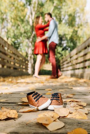 Fall Maternity Shoot, Fall Maternity Pictures, Couple Maternity Poses, Fall Maternity Photos, Maternity Photography Poses Outdoors, Vogue Kids, Baby Announcement Photoshoot, Outdoor Maternity Photos, Maternity Photography Poses Couple