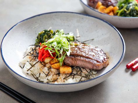 Bowl Dinners, Teriyaki Rice, Hippie Commune, Beef Teriyaki, Steak And Rice, Japanese Rice Bowl, Fried Garlic, Japanese Beef, Spinach Recipe