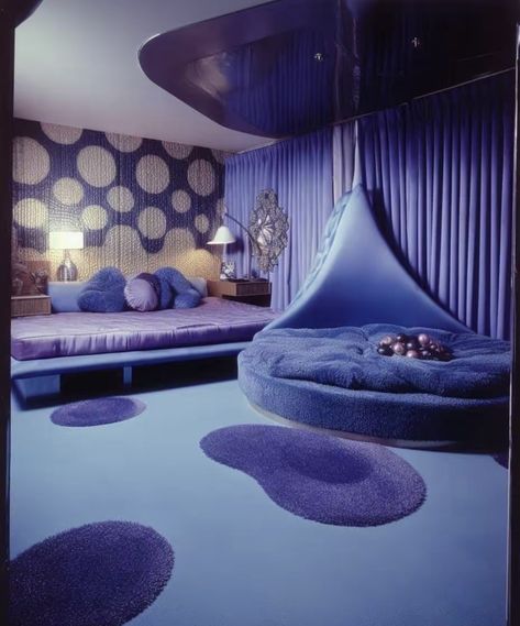 rick james’ house - (1979) Retro Futurism Bedroom, Retro Futurism Interior, Bedroom 70s, Groovy Interiors, Retro Futuristic Interior, Futuristic Bedroom, Mod House, Futuristic Interior Design, 70s Interior Design