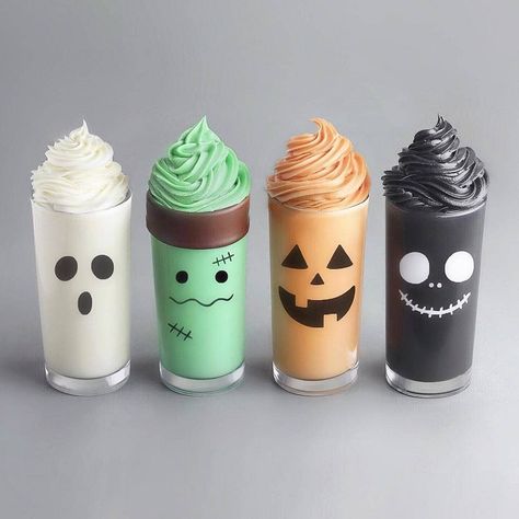 Halloween smoothies Bebidas Do Starbucks, Rainbow Food, Cute Baking, Halloween Desserts, Nice Cream, Kawaii Food, Cute Desserts, Dessert Drinks, Frappe