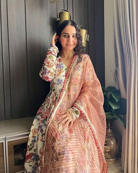 No makeup, wet hair, we wearing just a smile today, Happy Rakhi everyone ❤️ . Outfit : @theloom.in . Happy Rakhi, No Makeup, Simple White, Wet Hair, We Wear, A Smile, Makeup, Floral, Hair