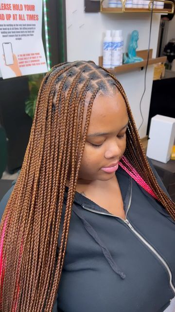 Different Braid Colors For Black Women, Small Knotless Box Braids Ginger, Knotless Braid Color Combos, Noteless Braids Colors, Trending Hair Color For 2020, Smeduiem Knotless With Color, Notlessbox Braids With Color, Fall Braid Colors, Small Ginger Knotless Braids