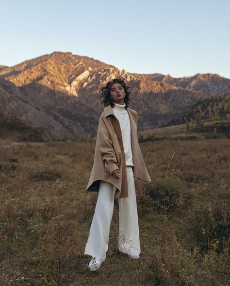 Modern Fall Photoshoot, Lauren Badenhoop, Fall Mountain Photoshoot, Fall Editorial Photoshoot, Mountain Photoshoot Ideas, Mountains Photoshoot, Mountain Fashion, Mountain Photoshoot, Nature Outfits